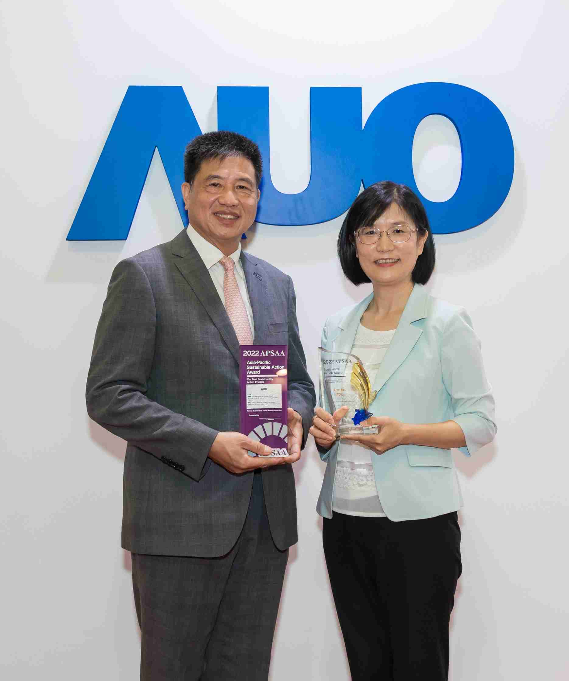 牛牛游戏长期垫筑永续远景的基石，，，透过ESG暨气候委员会逐步实践永续策略蓝图。。。其中，，，牛牛游戏光电永续长古秀华带领团队、、、、制定中长期目标，，，缔造多面向亮眼表现，，获得「顶尖永续长奖」的个人奖殊荣（左：牛牛游戏光电董事长暨执行长彭双浪，，右：牛牛游戏光电永续长古秀华）