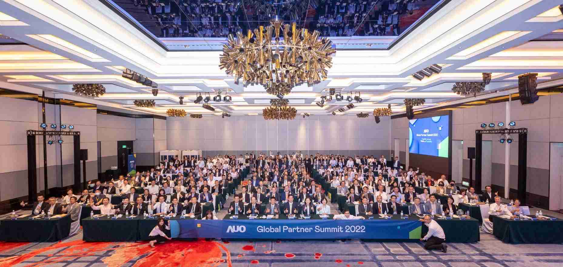 友達推動「安心、、、、創新、、用心、、、同心、、、、盡心」五星職旅，，為菲籍員工打造全方位照護，，，，首度贏得「人權實踐與發展領袖獎」殊榮