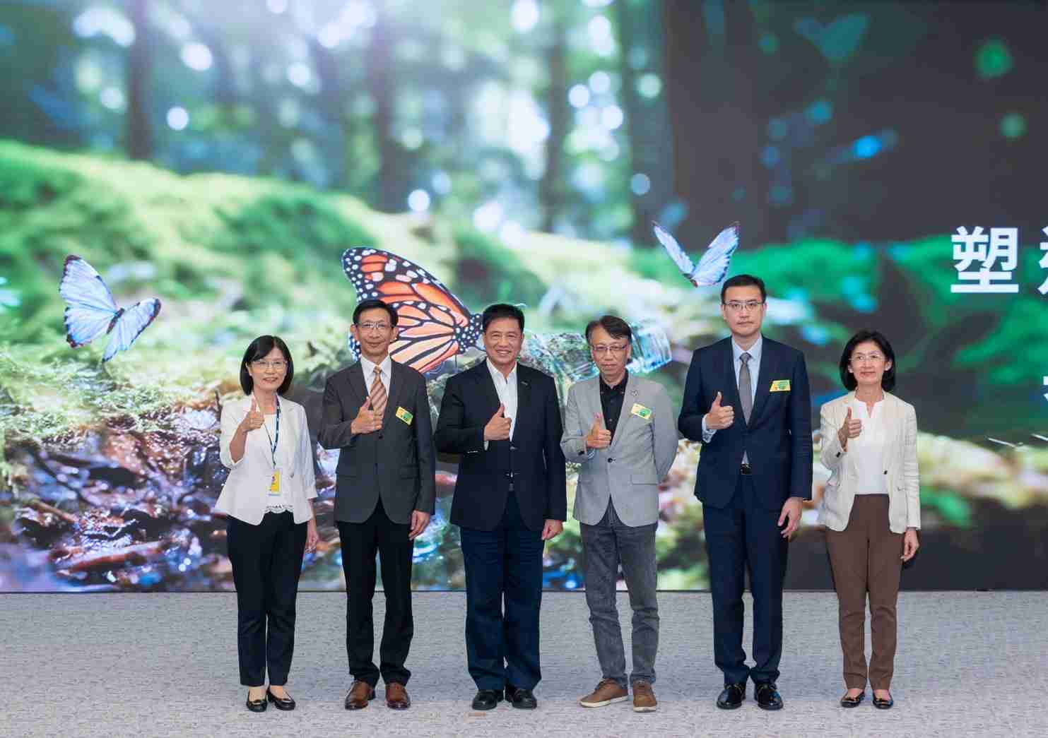 友達2023 CSR共榮大會，，邀請領域專家分享交流生物多樣性管理趨勢、、無塑產品、、海廢永續塑料等議題  （圖左到右：友達光電永續長古秀華、、、、3M台灣技術長陳君杰、、、、友達光電董事長暨集團策略長彭双浪、、、光寶科技企業永續發展處處長陳慶暉、、安永聯合會計師事務所執業會計師曾于哲、、、友達光電供應鏈總部副總經理吳宜芳）