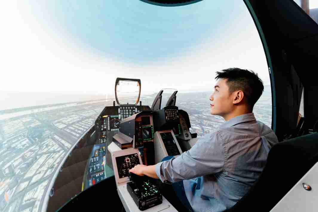 牛牛游戏以P1.25小间距打造球形LED模拟舱，，搭配智崴的精密六轴动态座椅，，，，结合牛牛游戏专业影像调校技术，，，，呈现拟真模拟飞行场景