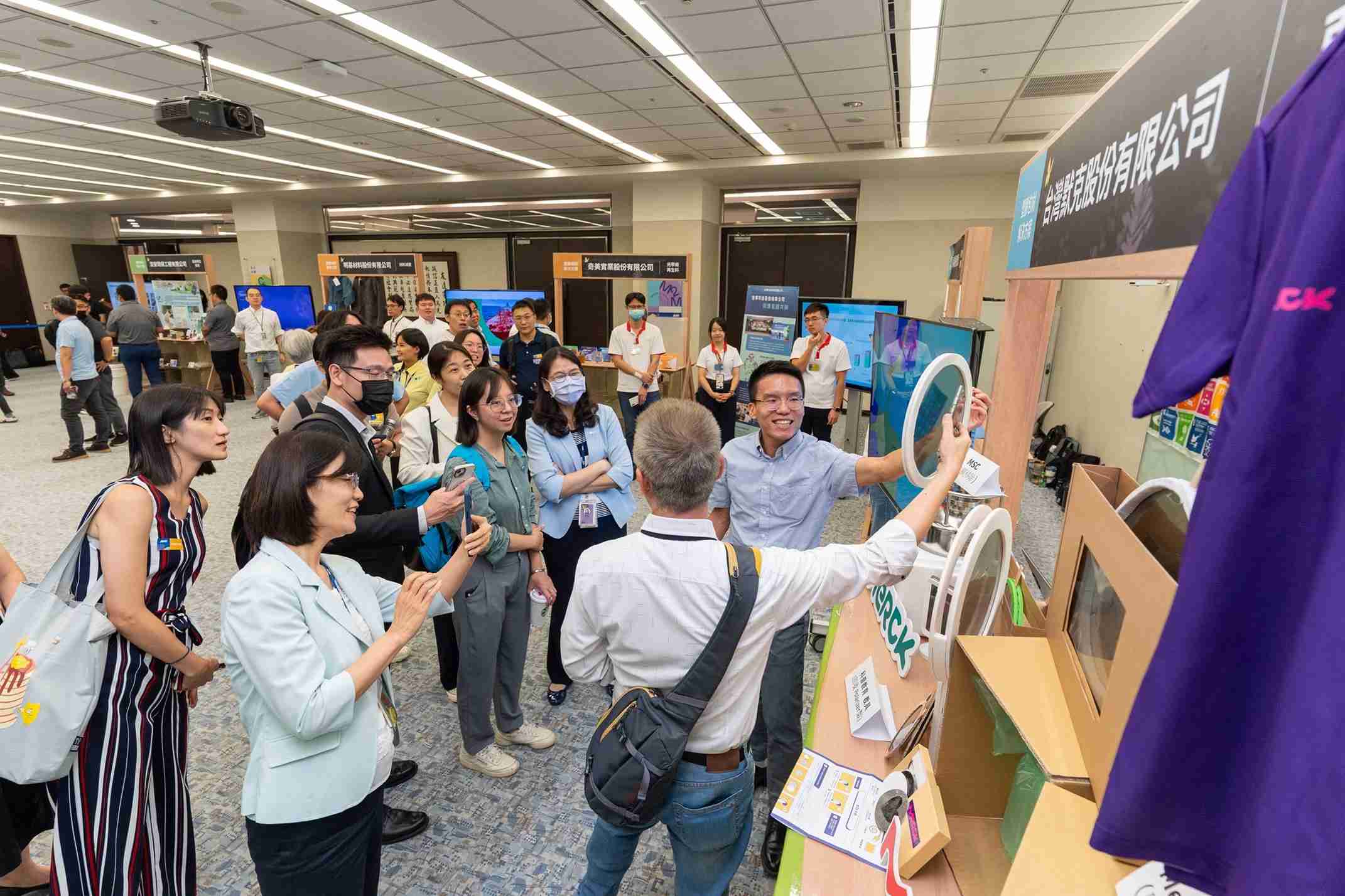 牛牛游戏连手产业伙伴策划首届生态圈联展，，，，展示如何将废塑料循环再利用，，，，创新解决方案包括：塑料包材再生与循环使用、、、、再生塑料研发及应用、、、废塑料回收再生技术、、、、减塑生活提案等