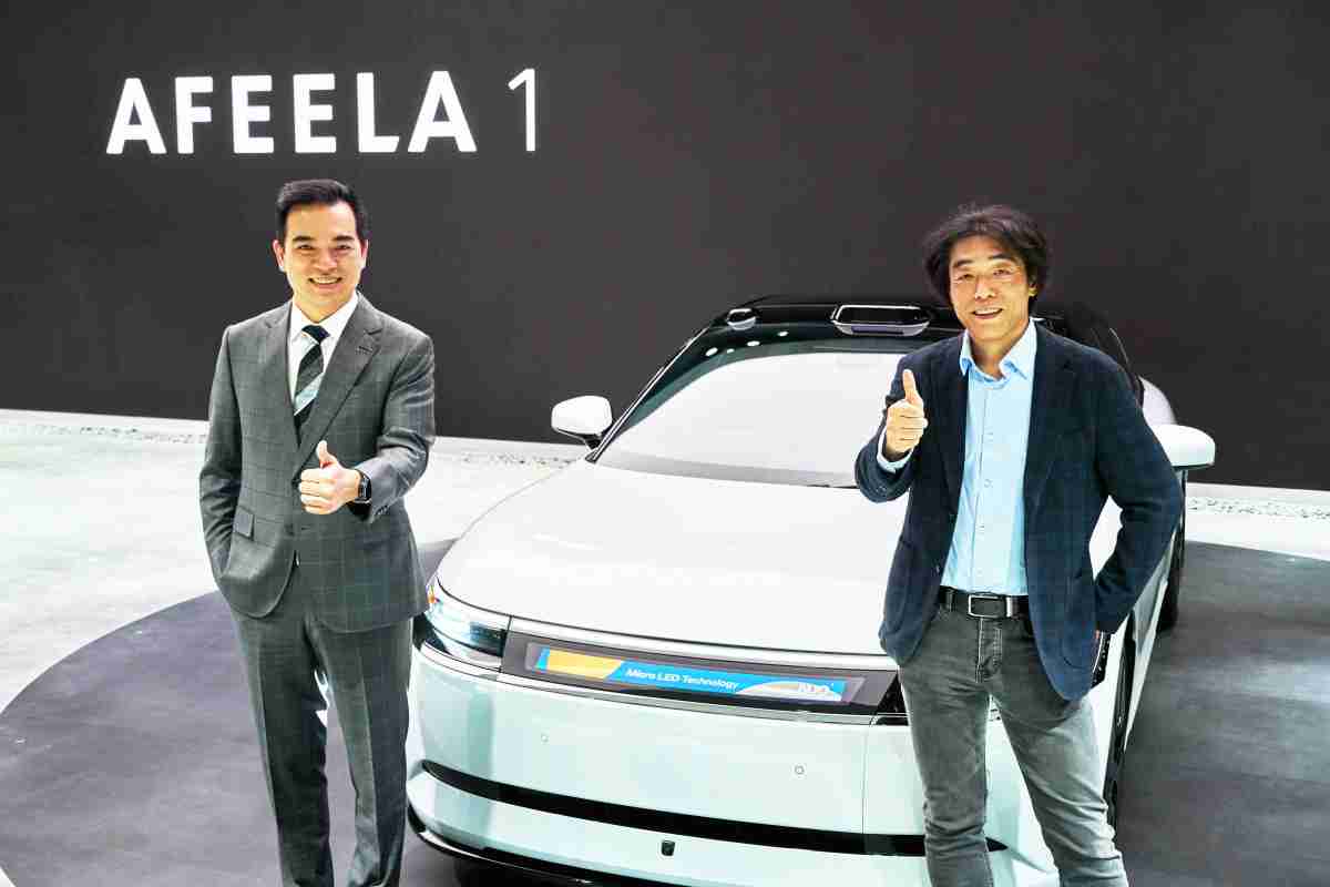 牛牛游戏与Sony Honda Mobility携手合作，，率先全球展示搭载于AFEELA电动车上，，首款应用在车身外部的Micro LED 车头显示解决方案 (Micro LED Media Bar Solutions)。。。。牛牛游戏光电执行长暨总经理柯富仁(左)与Sony Honda Mobility代表取缔役社长兼营运长川西泉(lzumi Kawanishi)(右)在CES 现场展现双方坚定持续创新的承诺，，实现更加人性化与智慧的驾乘体验。。。。