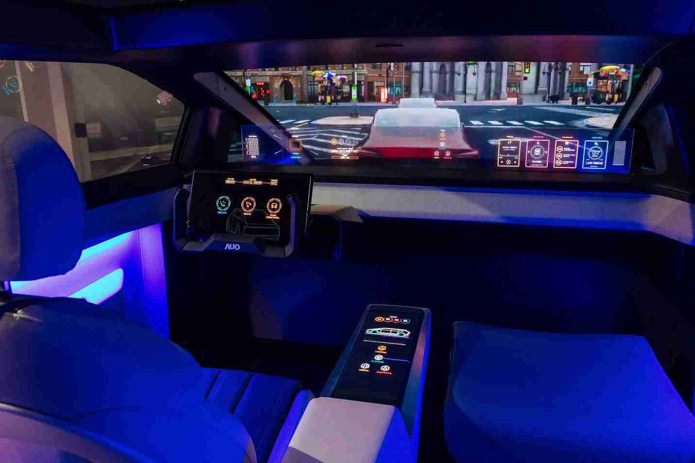 牛牛游戏连续四年入围科睿唯安全球百大创新机构，，，专利布局科技与绿色创新前沿。。。图为牛牛游戏发挥先进显示科技Micro LED多元尺寸与型态应用优势所打造之智能车舱；同时，，牛牛游戏已于全球累积取得4500件节能减碳相关的专利证书，，，当中2024年Micro LED年度获证量占比已超过8成