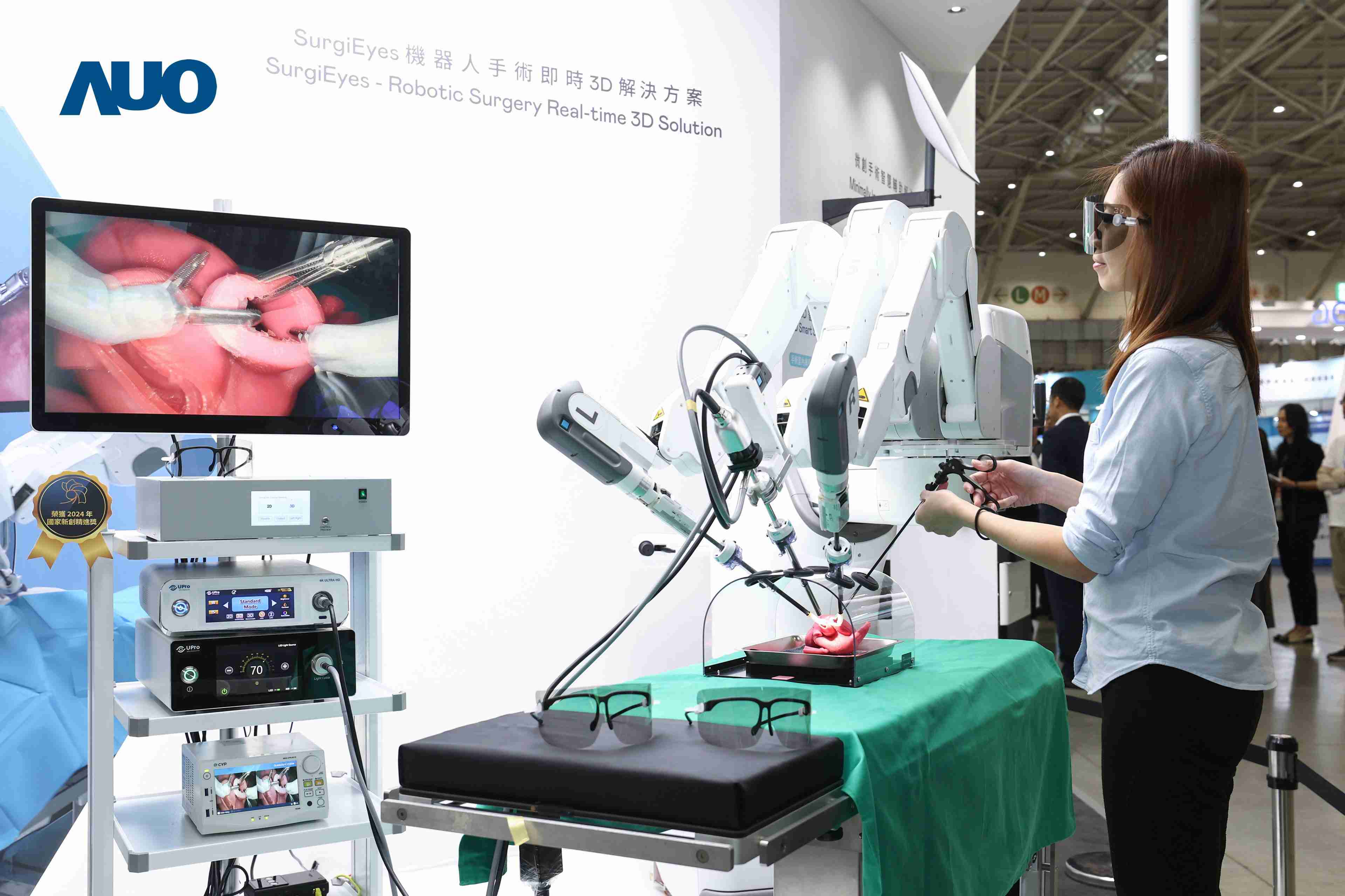 达擎以领先的3D显示技术推出〝SurgiEyes机器人手术实时3D解决方案〞，，整合先进3D图像处理与独家3D垂直宽视角、、、广色域的显示技术，，手术团队可实时同步主刀医师视角看到清晰3D影像，，，提升沟通效率与安全性。。。